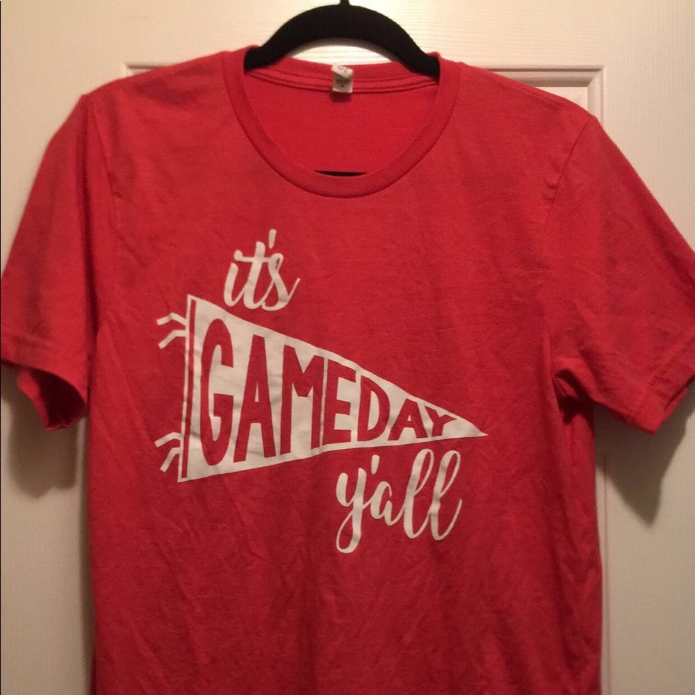 Red “It’s game day y’all” shirt